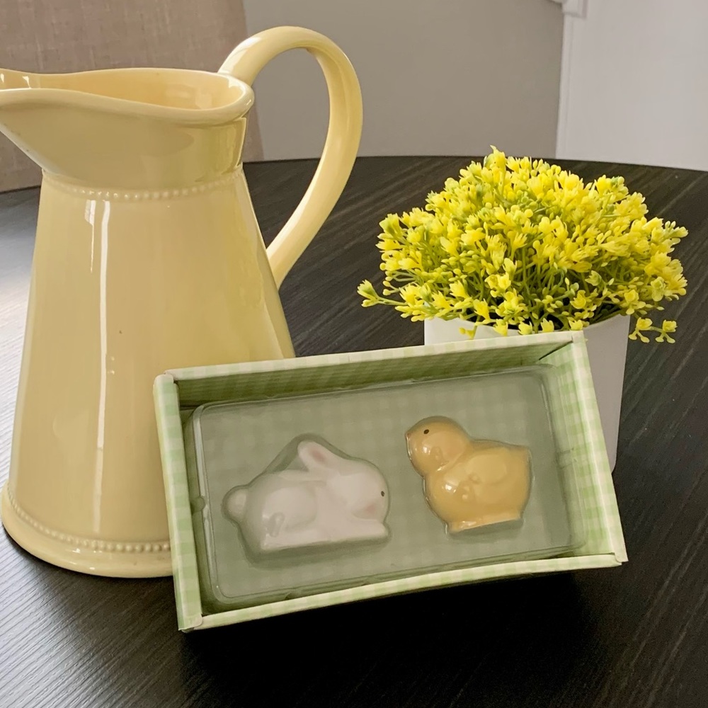 Hallmark Salt & Pepper Shakers Easter/Spring
